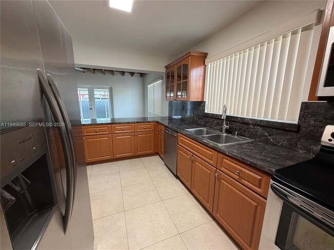 Building Photo - 425 E 17th St