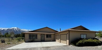 Building Photo - Spacious property with views!