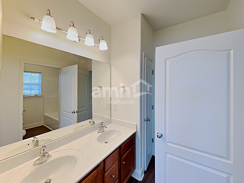 Building Photo - 6713 Autumn Oaks Dr