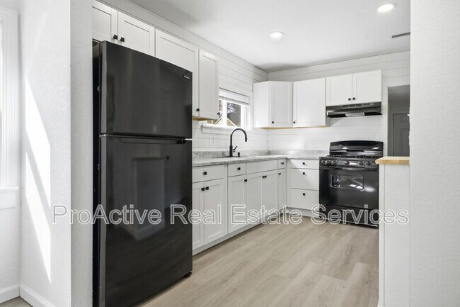 Building Photo - 828 W 42nd St