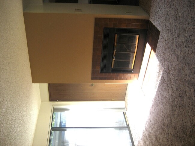 Building Photo - Newly Updated 1 Bed 1 Bath Condo