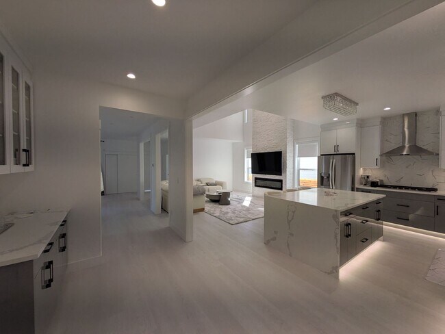 Building Photo - View of the Bay! 3 Bed 3.5 Bath with Garage!