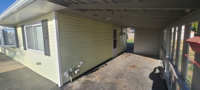 Building Photo - 11316 Lewis Ave