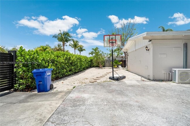 Building Photo - 1245 NE 154th St