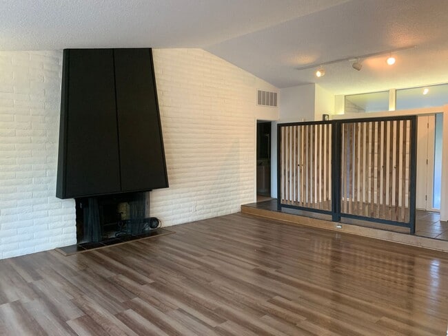 Building Photo - Sacramento Riverfront Home with Pool