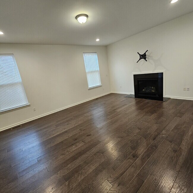 Building Photo - 4 bedroom, 3 full bathrooms, 2 car garage ...