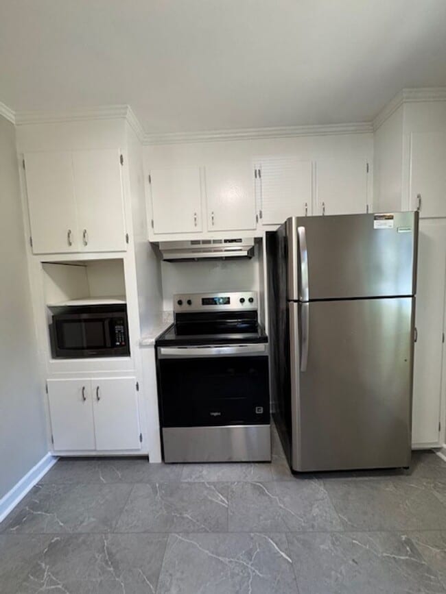 Building Photo - 2 Bedroom, 1 Bath duplex (right side unit) close to downtown Greenville with hardwood floors, a l...
