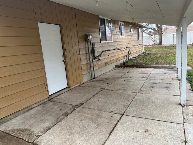 Building Photo - Remodeled Taylorsville 5 Bedroom!