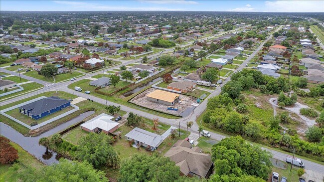 Building Photo - 841 NW Riverside Dr