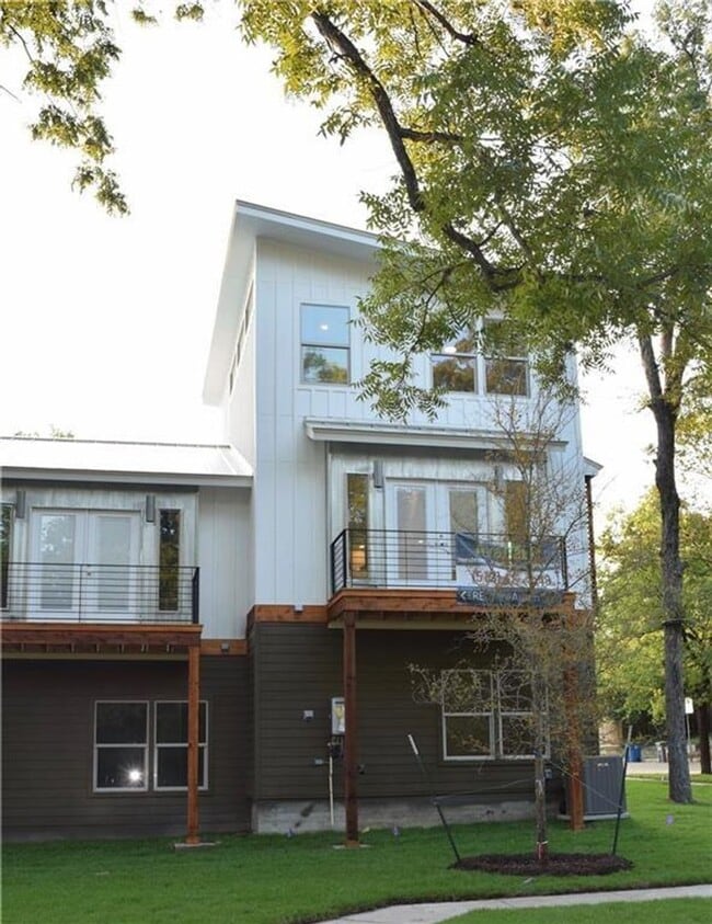 Building Photo - Modern Newer Townhome Across Frm UT