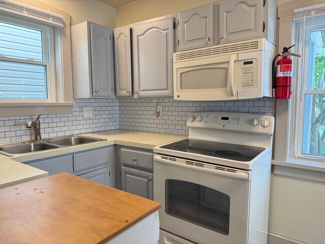 Building Photo - Spacious 3 bedroom 1 Bathroom Home in Manh...