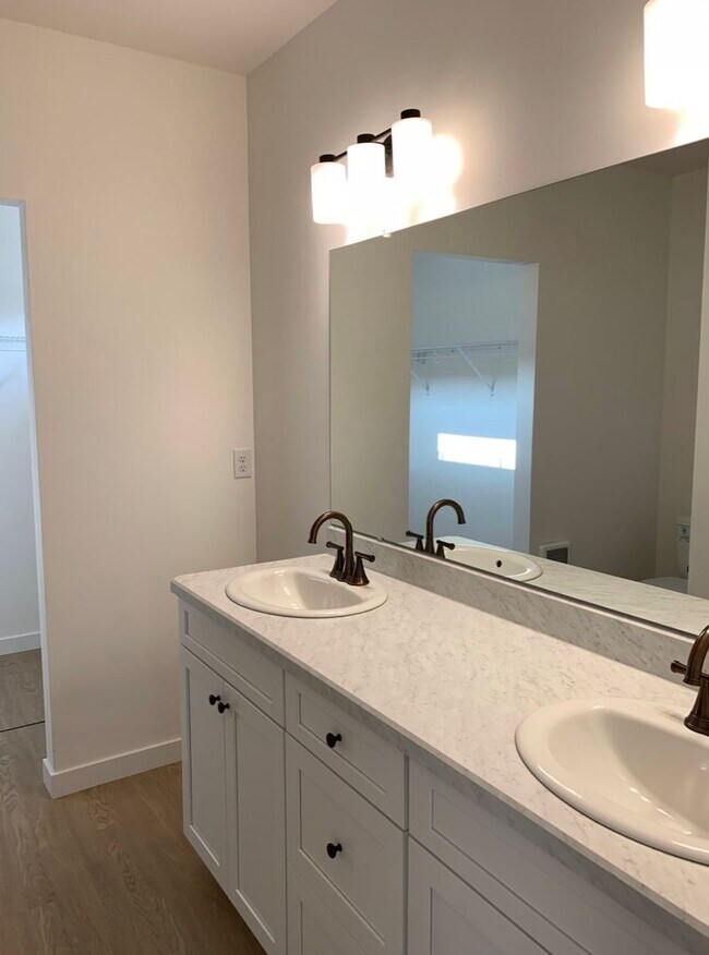 Building Photo - Newer cute bungalow in La Pine OR