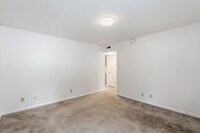Building Photo - 482 E Red Bud Rd