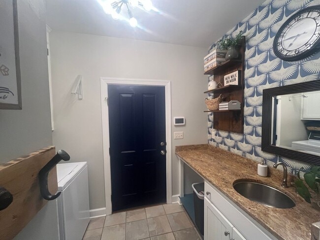 Building Photo - Beautiful 5 Bed 3 Bath Home! Fall 2026!