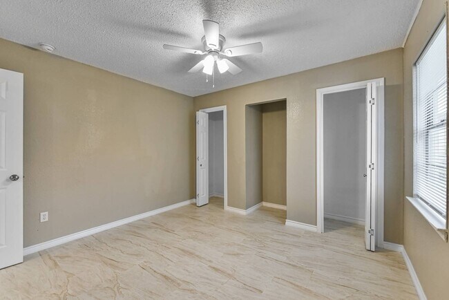 Building Photo - 1106 Brewster Ave