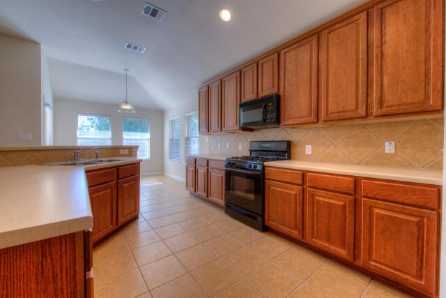 Building Photo - Classic Single Story Home In Beautiful Hil...