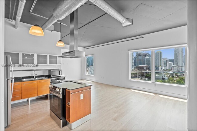 Building Photo - 10 SW South River Dr