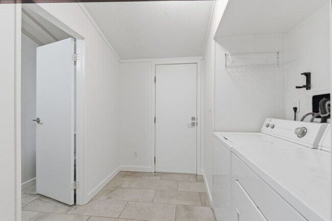 Building Photo - Single level Bainbridge Island home