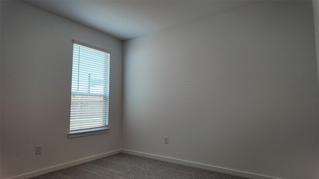 Building Photo - 15655 Maple