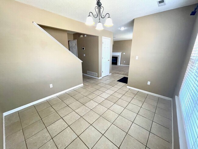 Building Photo - Spacious 3 Bedroom Home in South Columbia