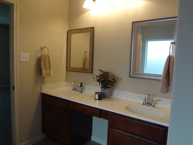 Building Photo - 2239 Brown Oak Dr