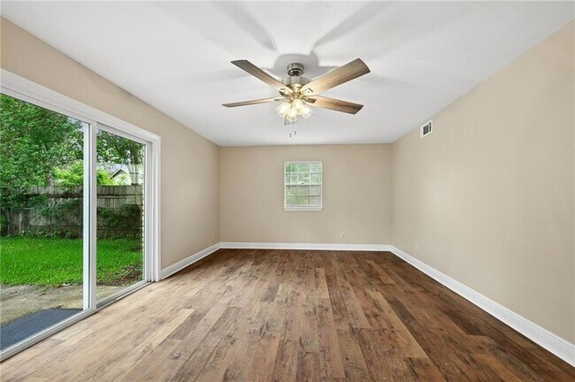 Building Photo - 1549 Eastwood Dr