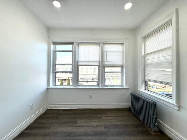 Building Photo - 275 Linden Ave