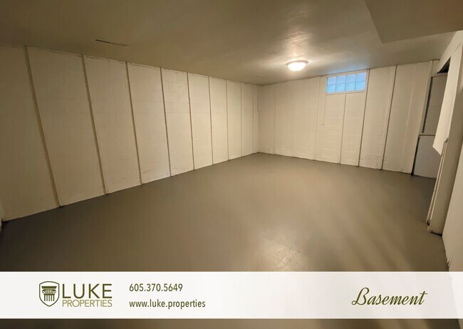 Building Photo - 409 S Holly Ave
