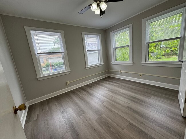 Building Photo - The Ultimate Floor-ty: 3 Bed/1.5 Bath Home...