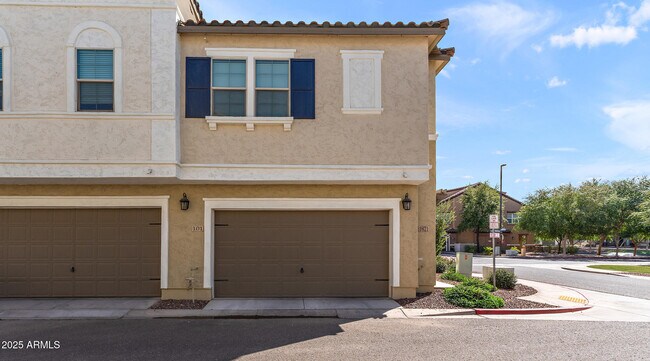 Building Photo - 1821 E Bernie Ln