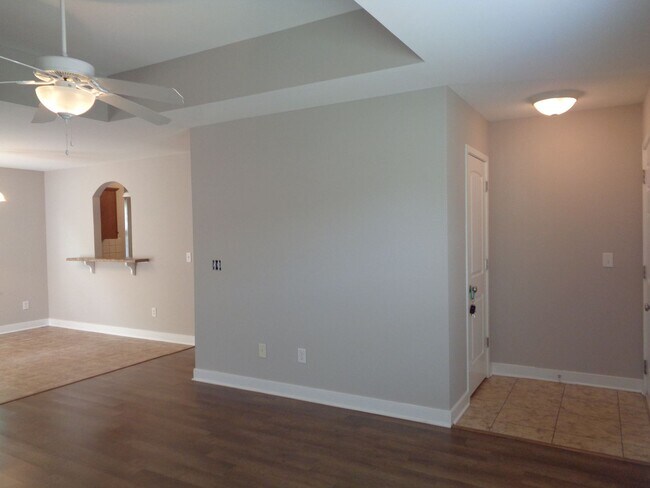 Building Photo - One Level House for Rent-Off Main St.-Minutes from Downtown
