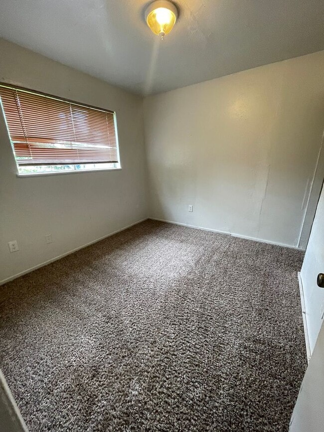 Building Photo - Large 4 Bed Home in West Shreveport