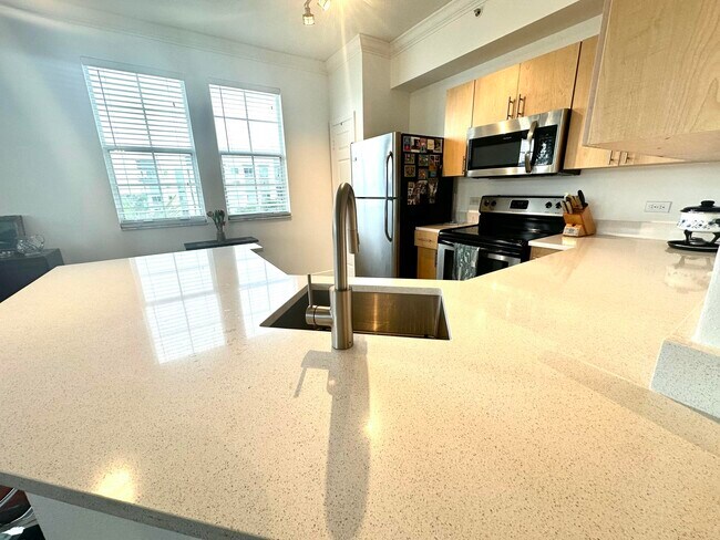 Building Photo - 533 NE 3rd Ave