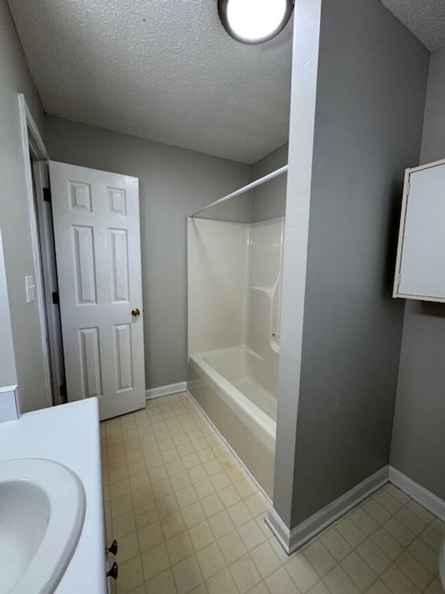 Building Photo - Downtown Greer area - This duplex is such ...
