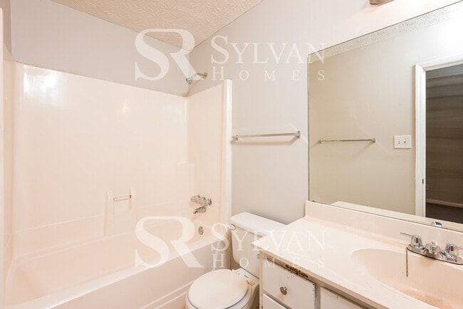 Building Photo - Spacious 3BR 2.5BA Home Awaits You!