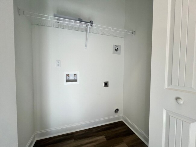 Building Photo - MOVE-IN READY [PET FRIENDLY - SMALL PETS O...