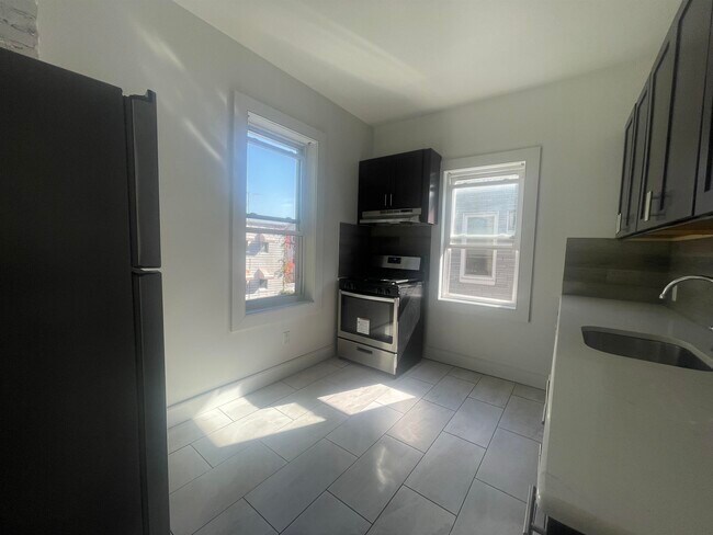 Building Photo - 18 Warner Ave