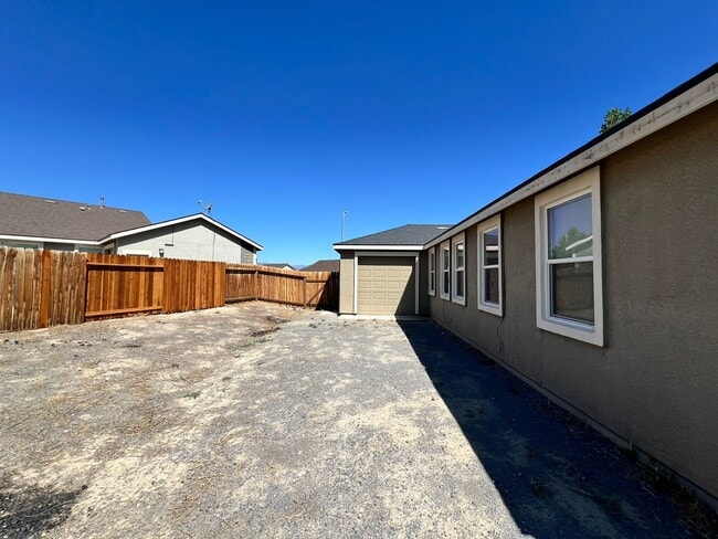 Building Photo - Large 4-bedroom home in Green Valley Estat...