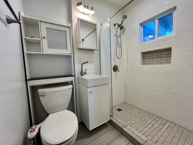 Building Photo - North Park Cottage! LARGE ENCLOSED PRIVATE BACKYARD! Washer & Dryer! Assigned Parking!