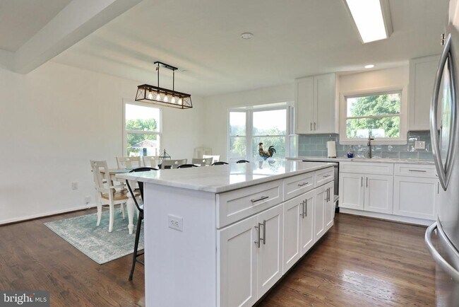 Building Photo - 8530 Wedding Dr