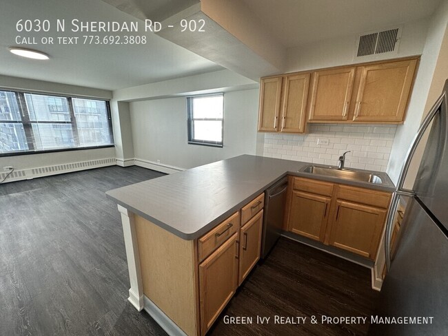 Building Photo - Incredible, Rehabbed, Edgewater Lakeside 1...