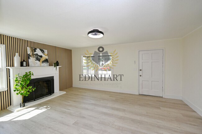 Building Photo - 1584 N Carruth Ave