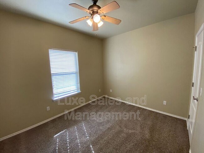 Building Photo - 640 E Linden Ln
