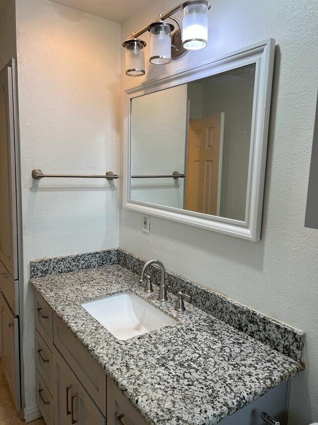 Building Photo - 5910 Dawnridge Dr
