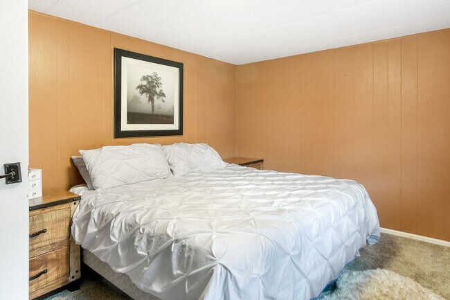 Building Photo - 3 Parking spots! Pets Negotiable, Open Floor Plan and Storage! Available now! Year lease!