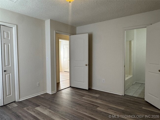 Building Photo - 5727 S Vancouver Ave