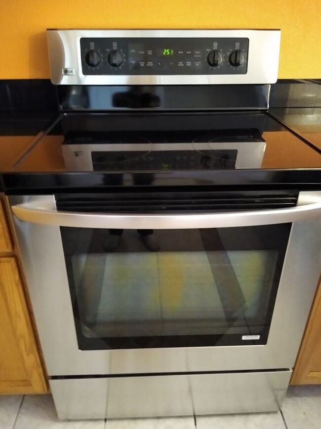 Building Photo - Super 2 Bedroom 2 Bath Townhome with 2 Car Garage Near Aurora Hills Golf Course