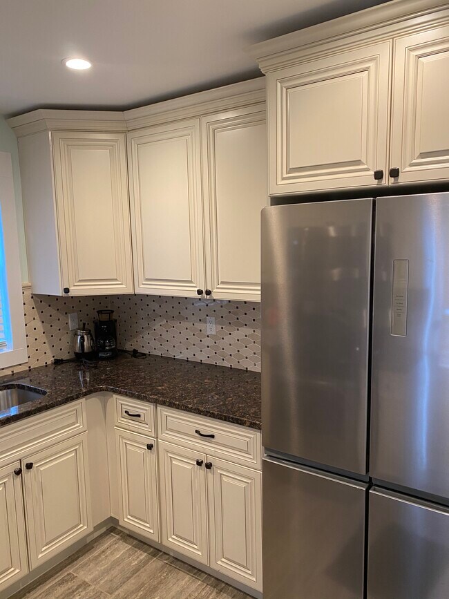 Building Photo - 674 Park Ave