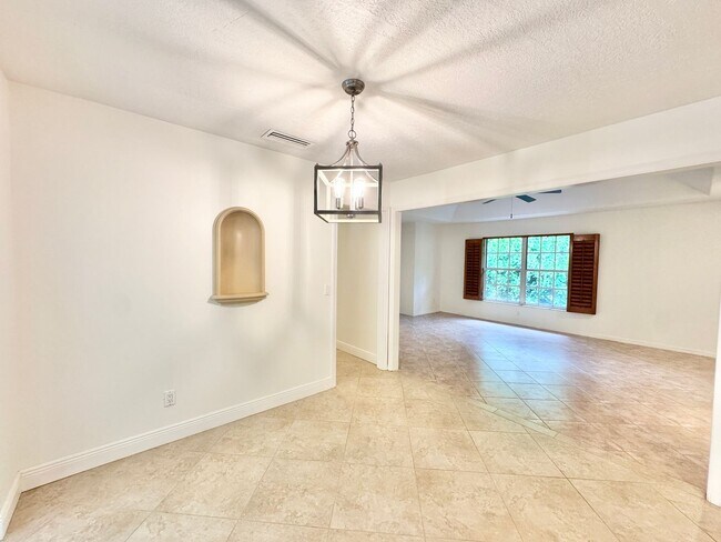 Building Photo - ** BERKSHIRE LAKES ** 3 BED + DEN / 2.5 BA...