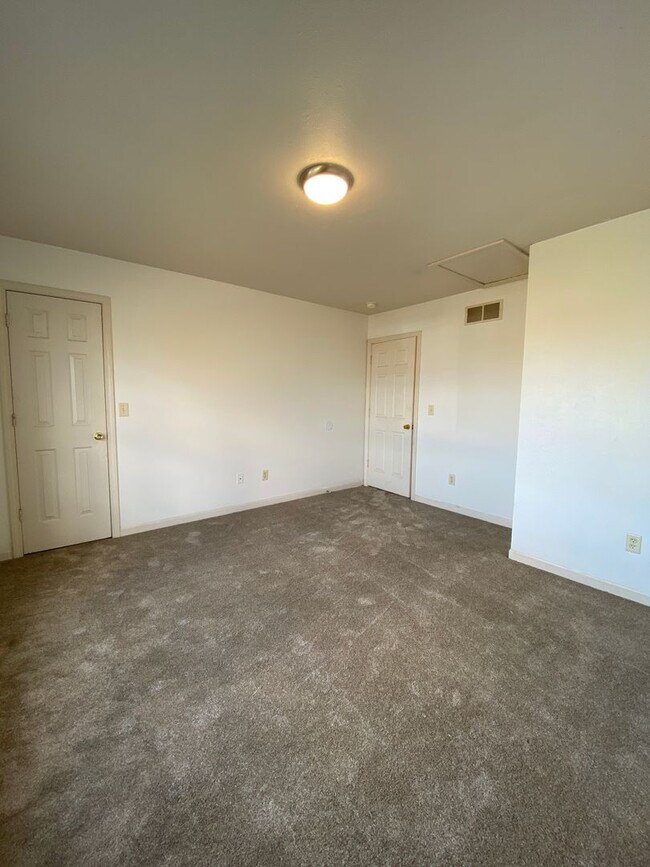 Building Photo - 3 Bedroom Duplex in Elkhart - HOUSING VOUC...
